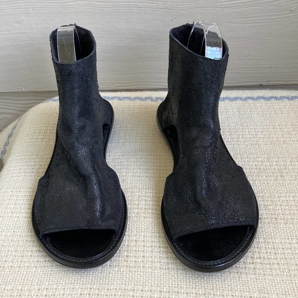 Black Sandals with Ankle-High Design and Open Toe - Picture 4 of 12